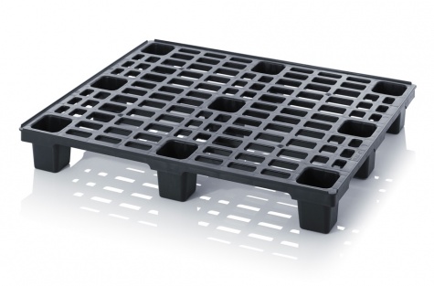 Lightweight pallet with retaining edge